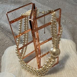 3 Strand, White Pearl Necklace. Beautiful.